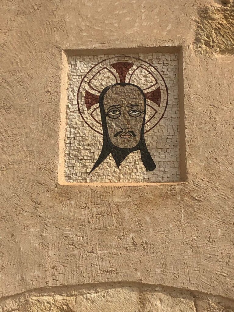 Histoire de l'Art Mosaïque mosaïque de la Sainte Face qui se trouve au-dessus d'une des arches dans le château Santa Barbara