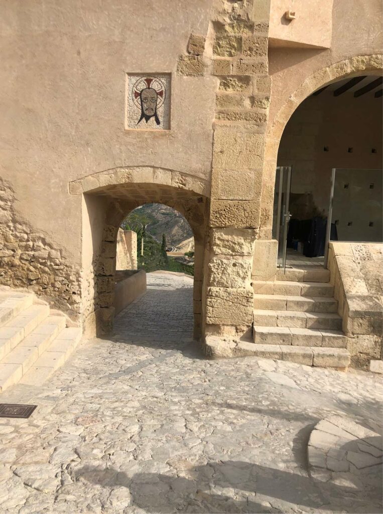 Histoire de l'Art Mosaïque mosaïque de la Sainte Face qui se trouve au-dessus d'une des arches dans le château Santa Barbara Forteresse d'Alicante en Espagne