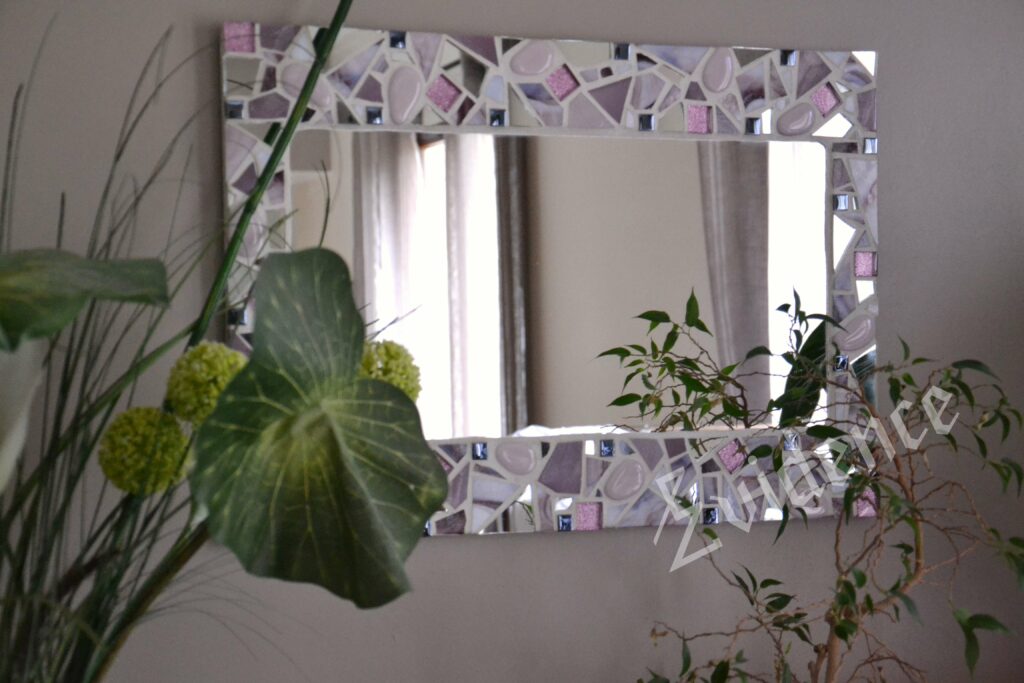 Encadrement de miroir en mosaïque Image Évidence Mosaïque - Exemple pour L'article Tesselles Couleur rose mauve