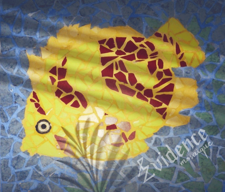 photo d'un dessin de poisson fait en mosaïque. Fond Bleu poisson jaune et rouge - Ma première mosaïque